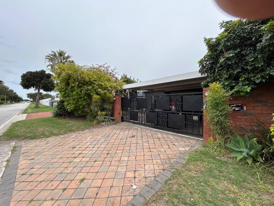 To Let 4 Bedroom Property for Rent in Mill Park Eastern Cape